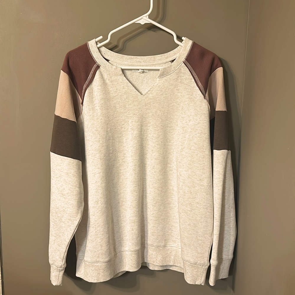 Cute notched front sweatshirt. Barely worn!!